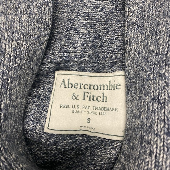 Pull over shawl collared men’s sweater. - Picture 2 of 2